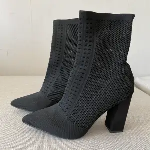 Säljer dessa boots som är i strl 40, men är ganska småa i storleken. Skulle säga att de är mer som 38-39. Bra skick och köparen står för frakten. Spårbarfrakt 66kr🌺