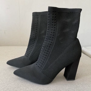 Boots strl 38-39(40) - Säljer dessa boots som är i strl 40, men är ganska småa i storleken. Skulle säga att de är mer som 38-39. Bra skick och köparen står för frakten. Spårbarfrakt 66kr🌺