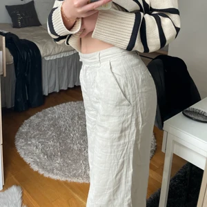 Linnebyxor  - Säljer ett par linnebyxor från nakd. Kommer tyvärr inte till användning för att jag har nästan lika dana. Säljer dom för 300kr. Köpte dom för 600kr❤️