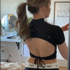 Fest topp - Så fin topp med öppen rygg och polo💓 Sitter fint och är perfekt till fester eller bara lite finare i vardagen 