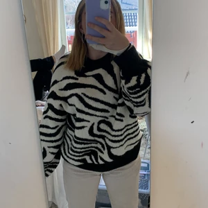 Stickad tröja  - Stickad tröja i jättebra skick. Storlek L men sitter skönt på mig som har S. Använd ungefär 3 ggr. 