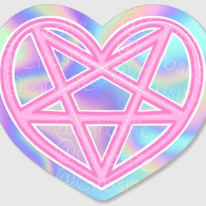 Intressekoll ♥️ - Kommer börja sälja stickers av min egen design väldigt snart! Dem kommer vara i vit vinyl eller holo/glitter (har inte bestämt mig till 100%). Mer information finns på min business Instagram @ghostietoown! Klistermärkena kommer vara runt 8 cm stora och kosta mellan 15-20kr styck! Skriv om ni är intresserade av något eller har fler frågor♥️