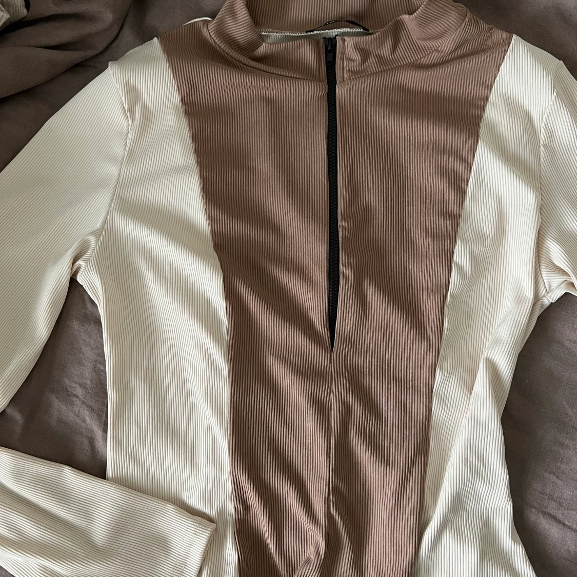 Fin figurformad brun och beige tröja 