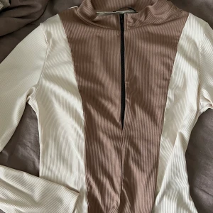 Fin figurformad brun och beige tröja  - Väldigt fin tröja som jag använde ett par gånger, har tyvärr för många liknade så vill bli av med en massa plagg. Frakt tillkommer. Liten i storlek.