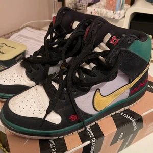 Nike Dunk SB High ”McRad” - Storlek: EU 42/43 US 9 Skick: Använda och i skick därefter, inga skador. Pris på stockx ca $650 Kartong och röda skosnören inkluderat  Pris kan diskuteras vid snabb affär
