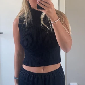 Svart polo topp  - Svart polo topp från zara, storlek m men passar s lika bra. Oanvänd med prislapp kvar. Frakt tillkommer🤍🤍