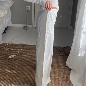 Byxor  - Säljer dessa underbara byxor( DETTA ÄR INYE LINNEBYXORNA JAG KOMMER SÄLJA INOM KORT, info om dem på Instagram)💓💓💓 postar spårbart 51kr. När du vunnit budgivningen så skickar du namn, adress, postnummer, stad, mejladress och telefonnummer. .!!! Mina mått står i profilen!!!