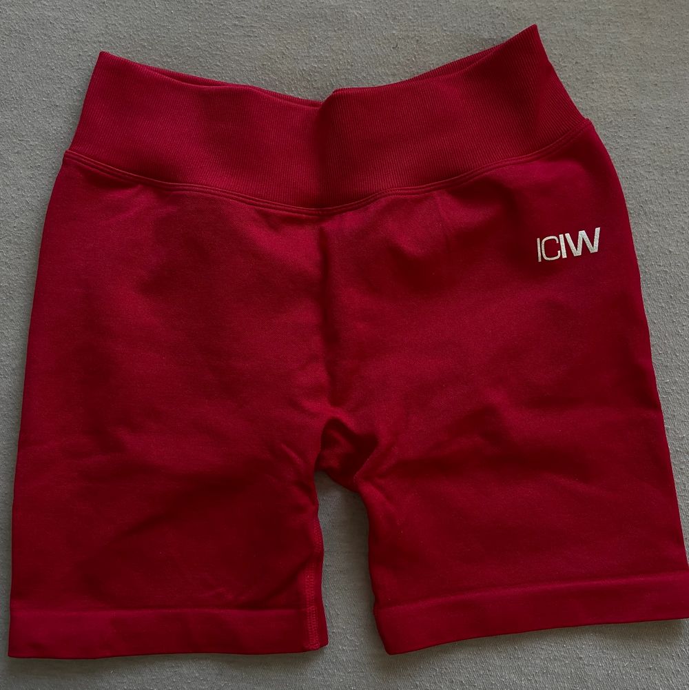 Oanvända röda shorts från iciw. Storlek L men passar mer som M/S. Går att postas . Shorts.