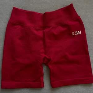 Oanvända röda shorts från iciw. Storlek L men passar mer som M/S. Går att postas 