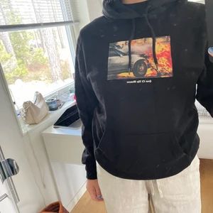 Hoddie - Hoddie med tryck i form av en bil som brinner 