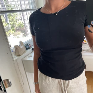 Vanlig t-shirt  - En tröja från Tommy Hilfiger, svart