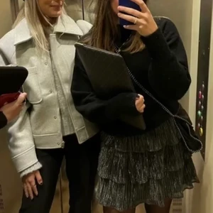 Na-kd  - Säljer min fina grå kappa som är slutsåld från NA-KD den är lite använd och i fint skick !