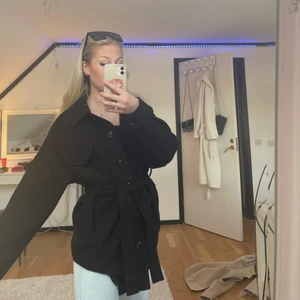 Svart kappa - Jättefin o skön! Avtagbart bälte runt som man knyter med