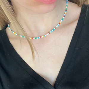 Pärlhalsband - Säljer mina hemmagjorda pärlhalsband. 40 kr styck. Perfekt till sommaren🥰