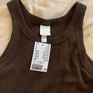Ribbad tanktop  - Helt vanlig ribbad tanktop från hm, storlek M💕 endast testat, annars aldrig använt! Frakt är inräknat i priset
