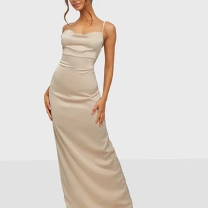 Balklänning  - Balklänning ifrån Nelly i storlek 34/UK6. Den är i färgen champagne och materialet är silke. Helt oanvänd med lappar kvag! Köptes av en tjej på plick men säljes pga att den var för stor, skriv för fler bilder!🤎