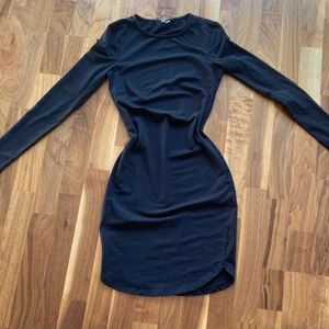 Nelly klänning - En jätte fin Nelly klänning som passar till våren och sommaren. Denna formar även kroppen väldigt snyggt. Jag köpte den för 275 kr och säljer den nu för 150 kr utan frakt. För mer info, bilder och bud är det bara att skriva.🥰🤩