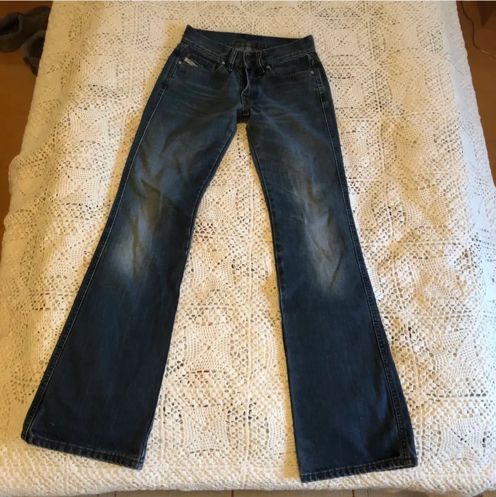  Lagmidjade Diesel jeans i mellanmörk tvätt, lite bootcut. Säljer då de är för små för mig, aldrig använt utan köpt av en annan på Plick. Jättefint skick, OBS du behöver vara ganska smal över höfterna och laren da de inte har nägon stretch och är smala i modellen! Frakt tillkommer. Jeans & Byxor.