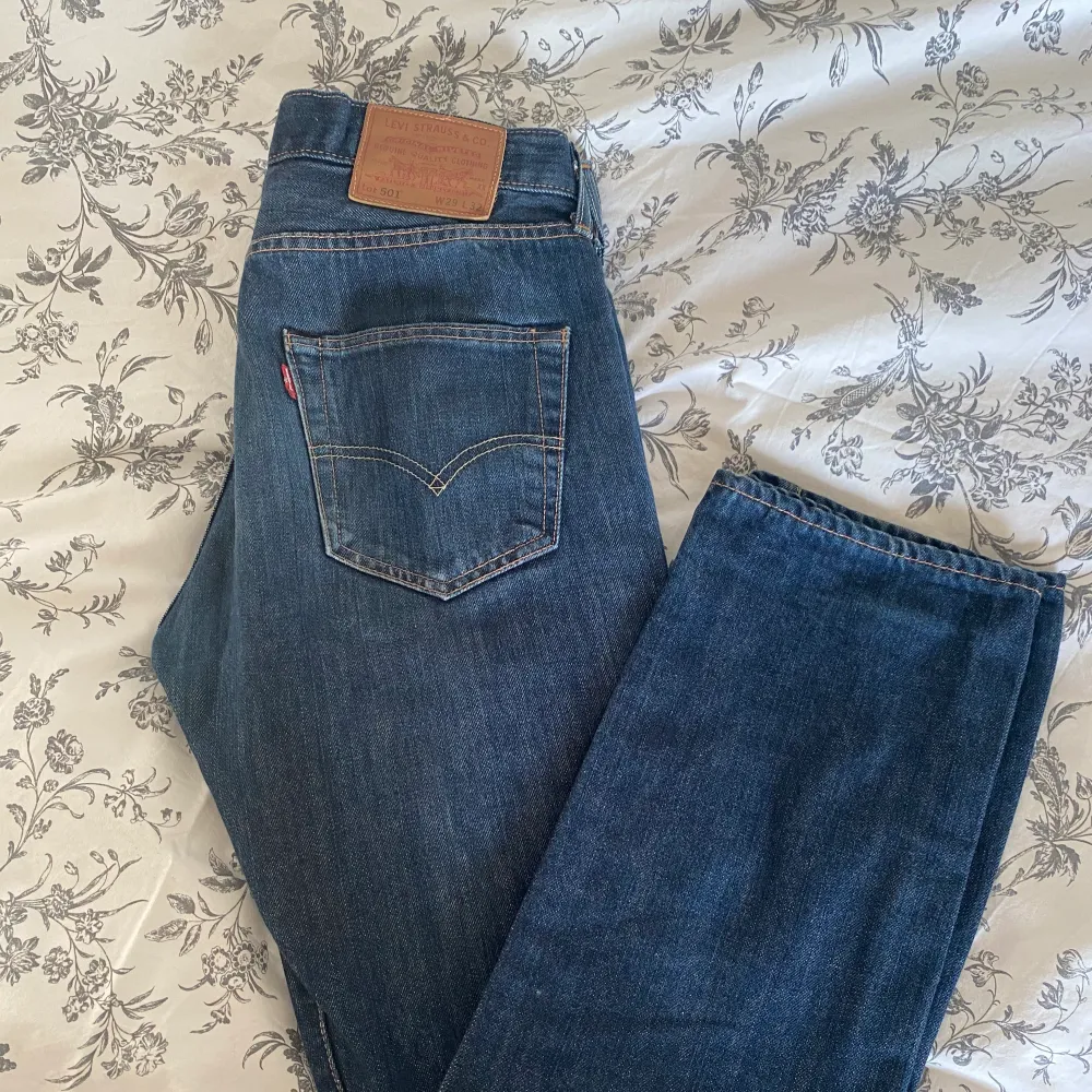 Säljer dessa levi’s 501:or som knappt använts o som är i nyskick, köparen står för frakten💕💕. Jeans & Byxor.
