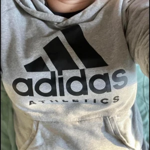 Adidas hoodie L  - Äkta adidas hoodie L. Finns i Märsta men kan fraktas mot fraktkostnad på 79kr mycket fint skick! 
