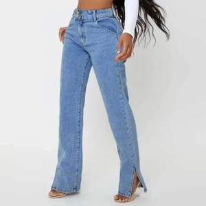 Ett par ljusblå jeans från Shein i storlek W28 L32. Modellen har på sig 27. Köpta för 269kr och säljer för 100kr + 66kr frakt. Passar mig som är 165 lång och bär S men passar även någon som är lite längre/kortare och bär M. 