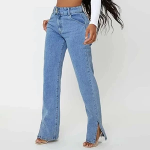 Jeans från Shein - Ett par ljusblå jeans från Shein i storlek W28 L32. Modellen har på sig 27. Köpta för 269kr och säljer för 100kr + 66kr frakt. Passar mig som är 165 lång och bär S men passar även någon som är lite längre/kortare och bär M. 
