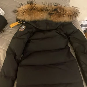 Parajumper Strl XS/S - Använd mindre än 1 vinter, kvitto finns. Kan mötas i Stockholm eller frakta, köparen står för frakten Jackan är köpt för ca 10 000. Använd väldigt sällan då jag har andra vikter jackor