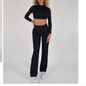 Kostymbyxor - Hej jag säljer nu mina venderbys kostymbyxor i storlek S då de inte kommer till användning! Jag är 1,68 o de sitter bra på mig🥰 skriv om ni har någon fråga eller vill se tydligare bilder 