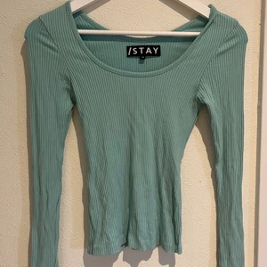 Blå tröja - En tröja jag köpt från Carlings. Sitter ganska tight på mig som vanligtvis har M, väldigt stretchigt material 