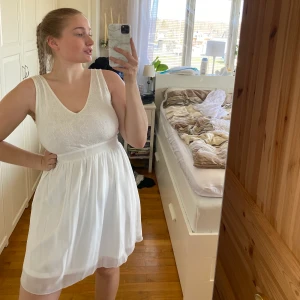 Vit klänning perfekt till studenten  - Så fin klänning från dry lake i storlek S, perfekt till studenten eller någon avslutning💞 så fin i ryggen med spets och den markerar midjan🌻