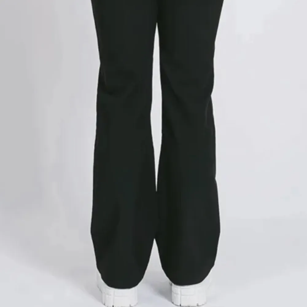Säljer dessa Short suit pants från Lxa i storlek s! helt oanvända med alla lappar kvar💖 köparen står för frakten!! . Jeans & Byxor.