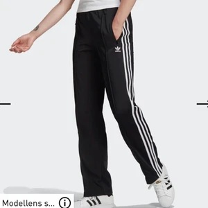 Adidas byxor från adidas  - Storlek 42 men dom är ganska små i storleken så är som storlek 38 ungefär 