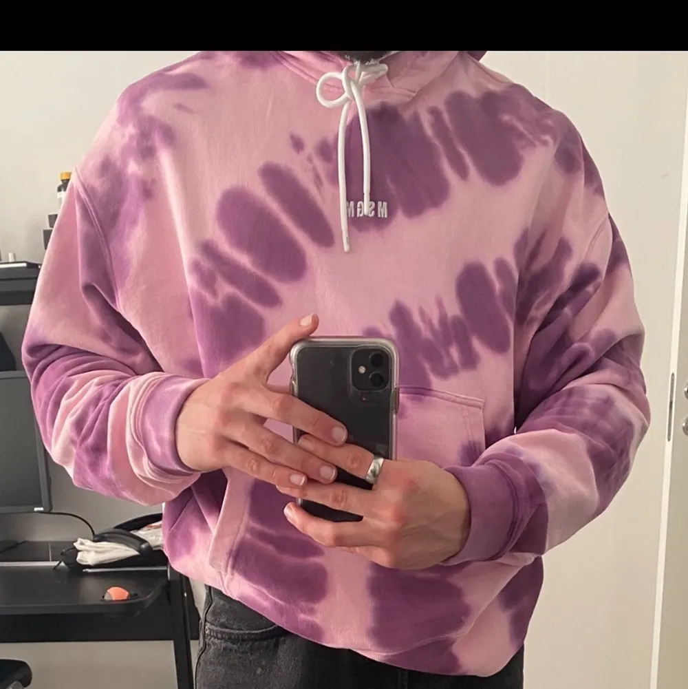 Knappt använd MSGM hoodie i rosa och lila. Tröjor & Koftor.