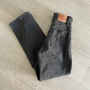 Levi’s ribcage straight grå - Levi’s i modellen Ribcage straight strl 24/29 i bra skick (se bilder). Frakt tillkommer på 66kr. 🌟