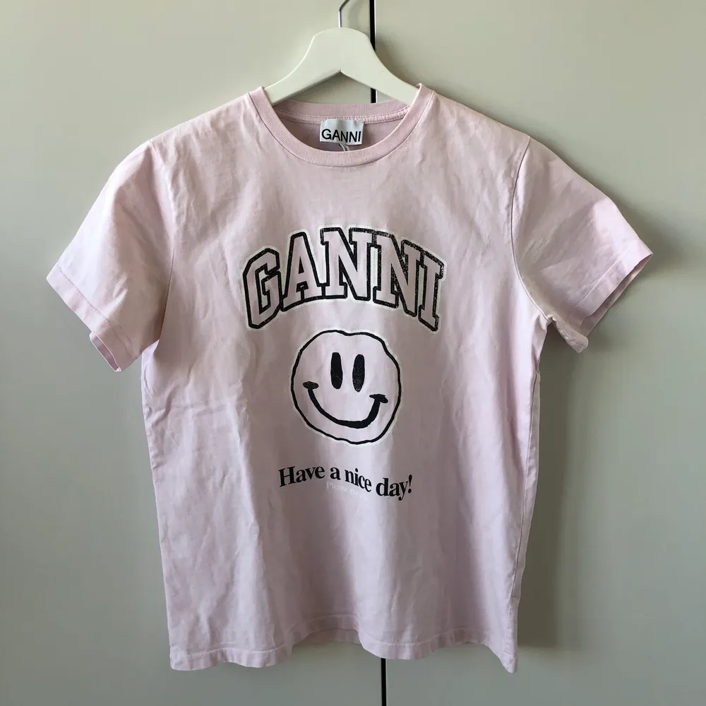 Superfin Ganni t-shirt. Använd fåtal gånger, den är som ny. Spårbar frakt tillkommer på 51kr. T-shirts.