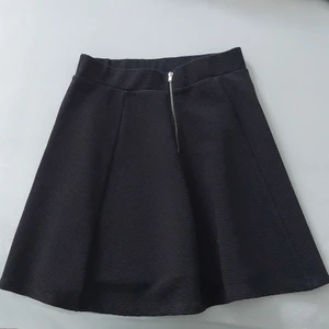 Kort svart kjol - Säljer min svarta lite över knälånga kjol. Den har använts ett fåtal gånger men ser ut som ny. Har ej slitits och passar perfekt för sommaren och fester!! Storlek: S  Pris: 125kr. Pris går att diskutera.  Frakt :gratis