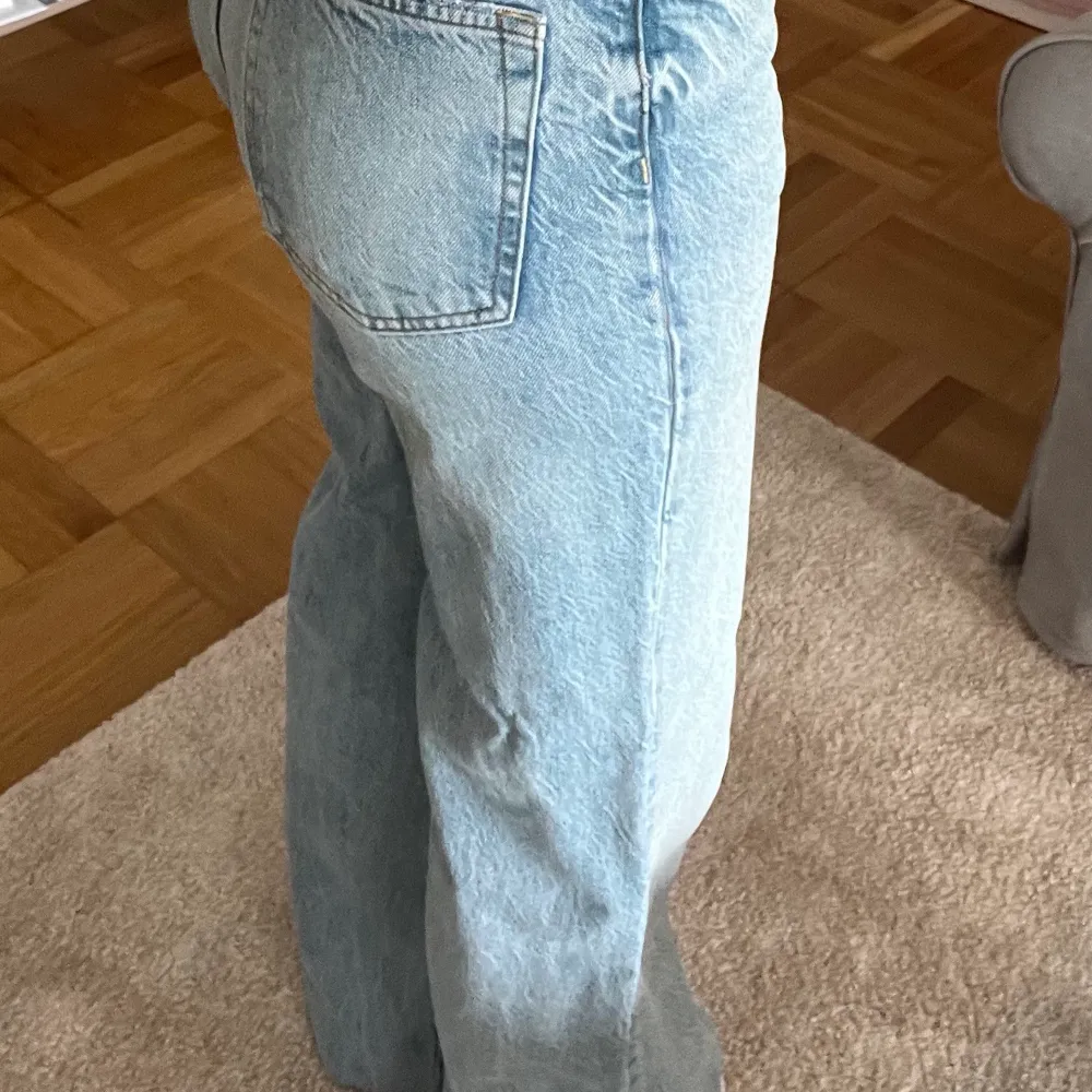 As snygga ljusblåa vida jeans köpa på Asos. Sytt längst ner på byxan för att göra lite kortare - alltså väldigt långa byxor! Man kan fortfarande sprätta upp dem och få original längden. Riktigt kända jeans med grym kvalitet, köptes för 1100kr. Jeans & Byxor.
