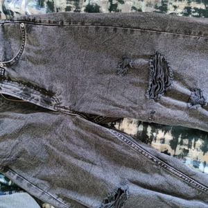 H&M vida jeans  - Mörka slightly ripped aldrig använda jeans från H&M. Har bara tvättat dem en gång för jag hoppades att de skulle minska lite eftersom dem var lite långa och för baggy för mig. Org pris: 299 kr