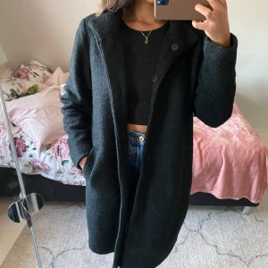 Kappa  - Jättefin kappa, köpt på Plick. Tyvärr lite stor på mig. Skulle säga S-M 🤍 jätte fint skick!