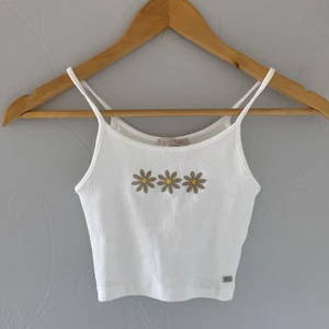 Vitt linne - Jag säljer nu mitt vita cropade linne i storlek S från PULL&BEAR då den inte passade mig redan när jag fick hem den, så den är alltså aldrig använd. Matrialet är stretchigt så den kan stretchas ut en aning💞