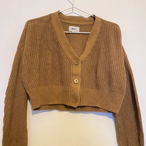 Brun stickad tröja, ONYL - En brun stickad, kroppad tröja från ONLY. Storlek xs. V-ringas med knappar.