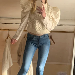 Stickad tröja  - Stickad tröja med puffärmar från ginatricot, aldrig och använd och är köpt här på plick för 250 + frakt 💕