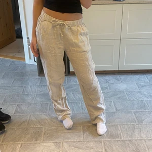 Linnebyxor  - Säljer dessa linnebyxor som köptes från hm förra sommarn. Säljer för 250 + frakt men om flera är intresserade blir det budgivning!💕 PÅ BUDGIVNING ÄR FRAKT INTE INKLUDERAT!❤️ ‼️‼️JAG ÄNDRAR TIDEN PÅ BUDGIVNINGEN TILL MÅNDAG KLOCKAN 23‼️‼️