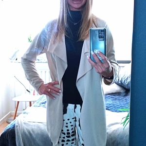 VILA tunn jacka strl S - Beige jättesnygg jacka till sommarkvällar, knytskärp och två fickor. Jag är 169 cm. Den passar XS-M.