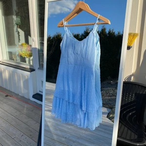 Blå klänning  - Säljer denna super söta sommar klänningen eftersom den aldrig kommit till användning. Inga fel på den🤩☺️