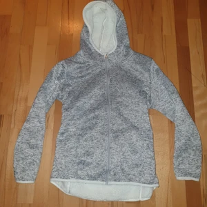 Sommar jacka, hoddie, luvtröja  - Sommarjacka, hoddie, luvtröja. Super mysigt och bekväm i fint skick. Står stl L men tycker den passar M .