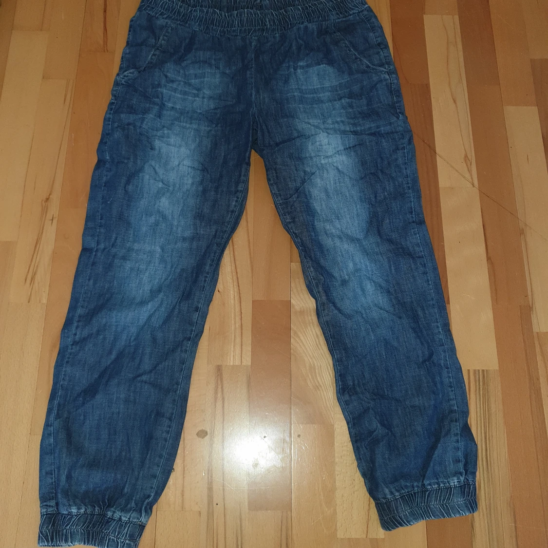 Snygga jeans med dragsko