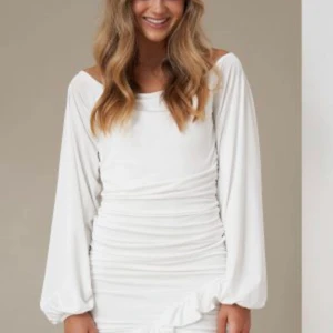 Studentklänning - Säljer denna fina vita klänningen perfekt till studenten! Storlek M men mer s/m! Skickar mer egna bilder vid intresse! Pris kan diskuteras! Den är från hanna schönbergs kollektion med nakd och är i väldigt fint skick! Inga defekter! 350kr+66kr spårbar frakt!