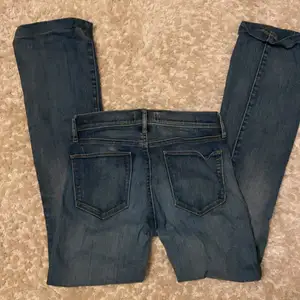 Jättefina lågmidjade jeans från gap! Säljer då jag aldrig använder de för att de är lite korta på mig som är 170. Köparen står för frakt💕budning privat(HÖGST: 230kr+frakt) (midjemått: 70cm    Innerbensmått: 76cm) 