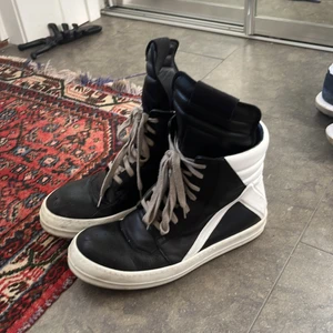 Rick Owens geo basket - Rick owens geo basket AW17. Haft på mig runt 10 gånger. Måste sälja snabbt då jag ska utomlands i 4 år (där av lågt pris).  Vågar ej skicka då PostNord slarvat tidigare, kan mötas runt hela västra Götaland. Dustbag och skolåda ingår. Köpta från ssense. 